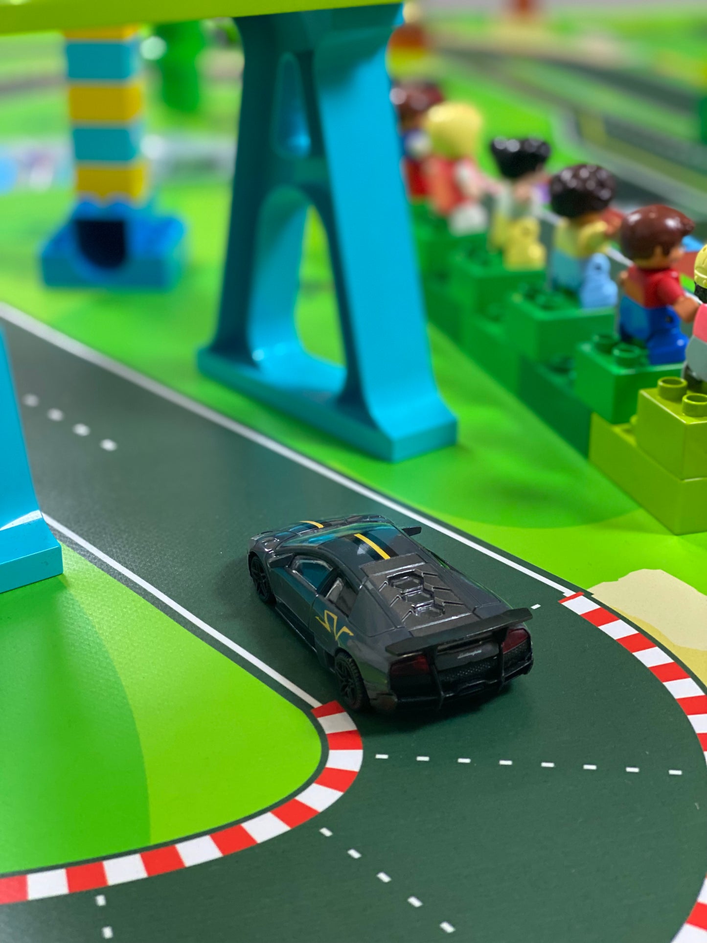 Mata do zabawy z klockami i nie tylko Tor wyścigowy